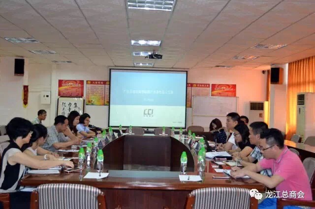 龙江镇党委委员、龙江镇经科局局长欧阳伯洪发表讲话